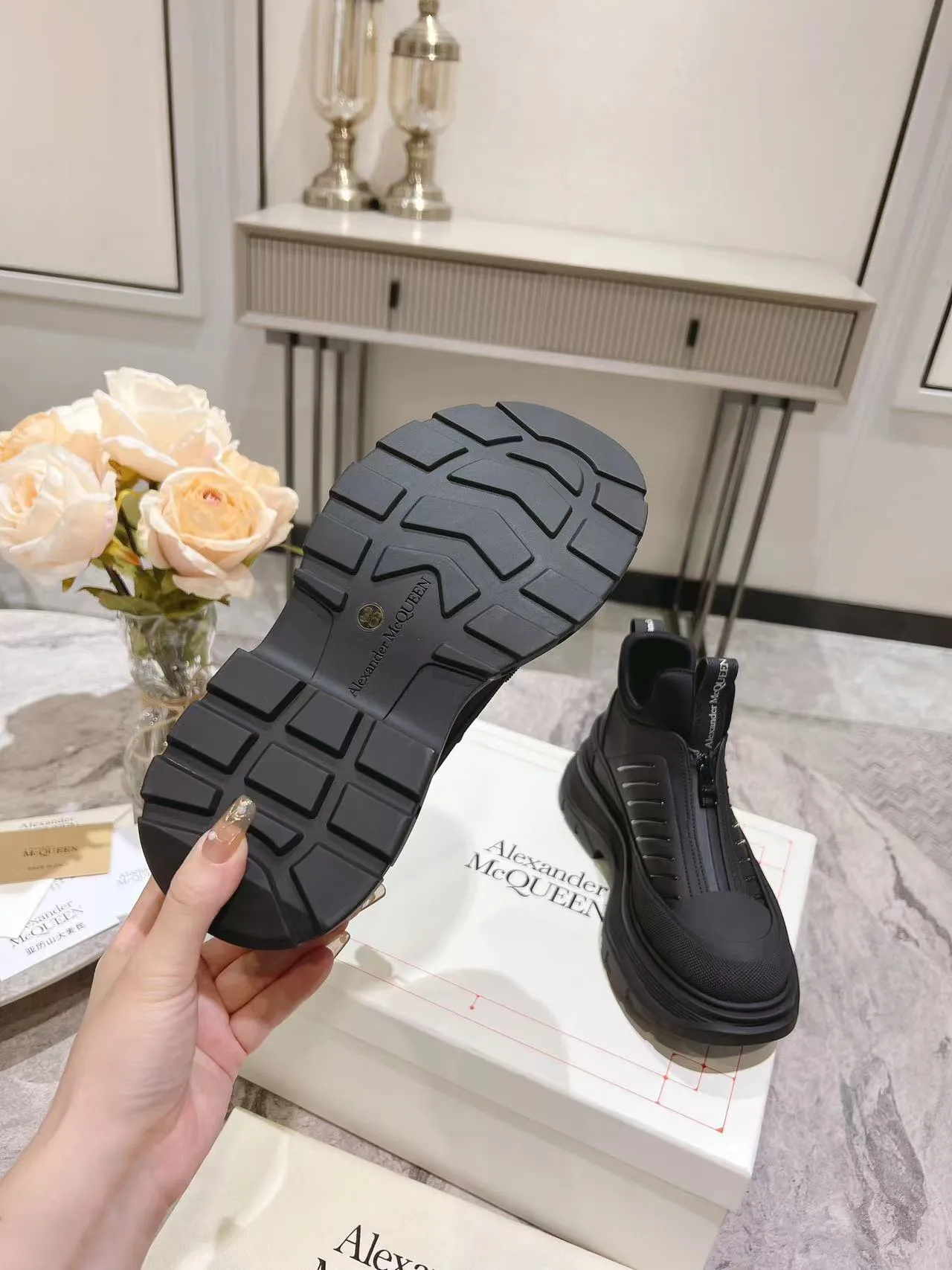👟👟Ex-factory price 600👟👟 Men's size +10 2023 McQueen classic hot style, top version! ALEXANDERAIexanderMcQUEEN✅ has been certified. The latest 2023 counters will be launched at the same time, international T stage catwalk models. 💯Purchased from top ZP, the original version is 1:1 customized, perfectly reproduced, embellished with waterproof zippers on off-road inspired clothing, with imported anti-wear super soft sock cuffs, 3D glue bright strips, excellent comfort, outsole: original TPU double-layer combination outsole. Fabric: Imported silk cow leather Lining: Imported super soft Lycra/space cloth Foot pads: Imported silk sheepskin Size: 35-40 for women, 39-45 for men. Color: all black, black and white, all white, (add 10 for men’s model)